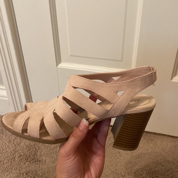 Cute blush pink wood heels - Picture 3 of 5